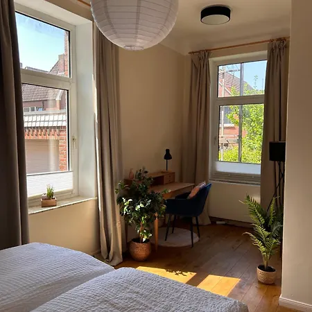 Schoene Altbauwohnung Direkt An Der Kesselschleuse! Emden Exterior photo